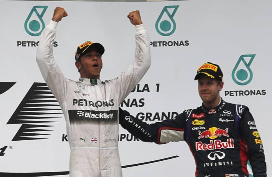 Vettel si complimenta sul podio con Hamilton: passaggio di consegne? Reuters